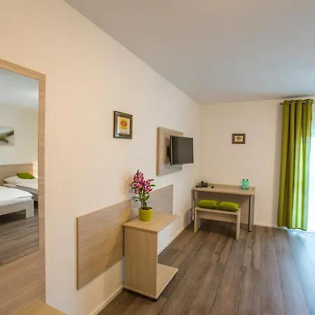 Anna - Duesseldorf - 3* הילדן